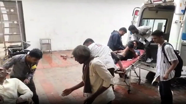 गुजरात के पावागढ़ में हादसा, भारी बारिश से गिरी चट्टानों में दबे 4 तीर्थयात्री, 2 की मौत