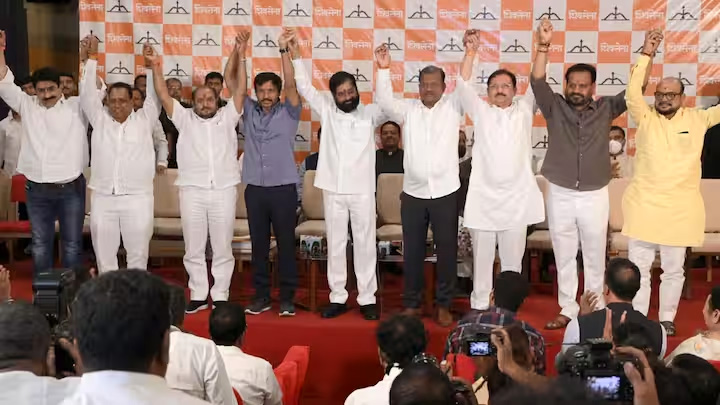 उद्धव ठाकरे की शिवसेना से 6 बागी सांसद एकनाथ शिंदे की पार्टी में शामिल हुए