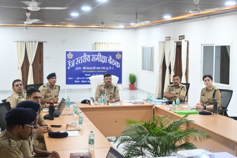(मोहला-मानपुर-अंबागढ़ चौकी) राजनांदगांव रेंज की समीक्षा बैठक में ढ्ढत्र बालाजीराव के सख्त निर्देश, बेसिक पुलिसिंग मजबूत करने और नवाचार लागू करने पर जोर