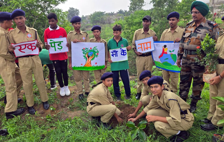 (खडग़वां/एमसीबी) एक पेड़ माँ के नाम अभियान के तहत एकलव्य विद्यालय पोड़ीडीह में हुआ पौधारोपण