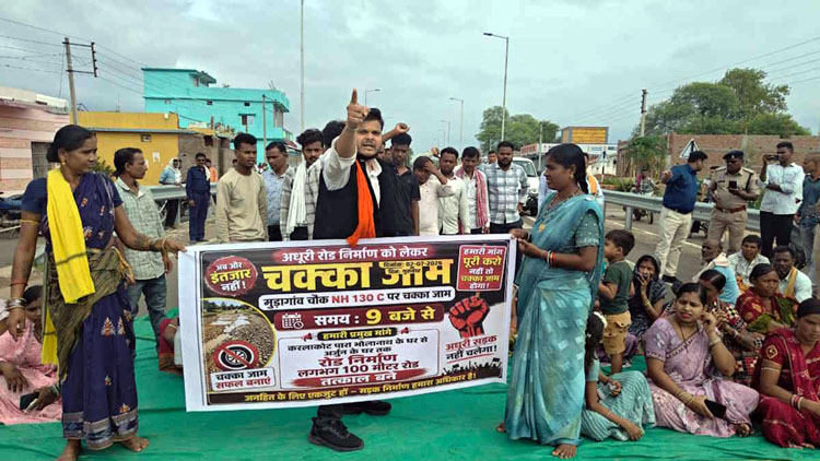 (गरियाबंद) सीसी सड़क की मांग को लेकर ग्रामीणों ने किया नेशनल हाईवे जाम, भाजयुमो जिला अध्यक्ष भी धरने पर बैठे