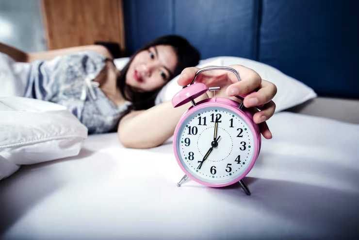 क्या आप सुबह अलार्म बजने से पहले उठ जाते हैं? जानिए इसके कारण