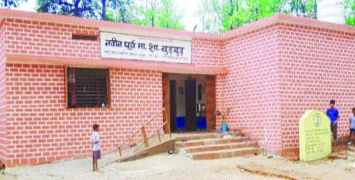 (कोरबा) डीएमएफ के 38.85 लाख खर्च: घटिया निर्माण की खुली पोल, पहली बरिश में सीपेज करने लगा स्कूल भवन