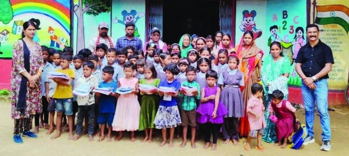 (कोरबा) ठाड़पखना विद्यालय में प्रवेश उत्सव पर पुस्तकें मिली विद्यार्थियों को