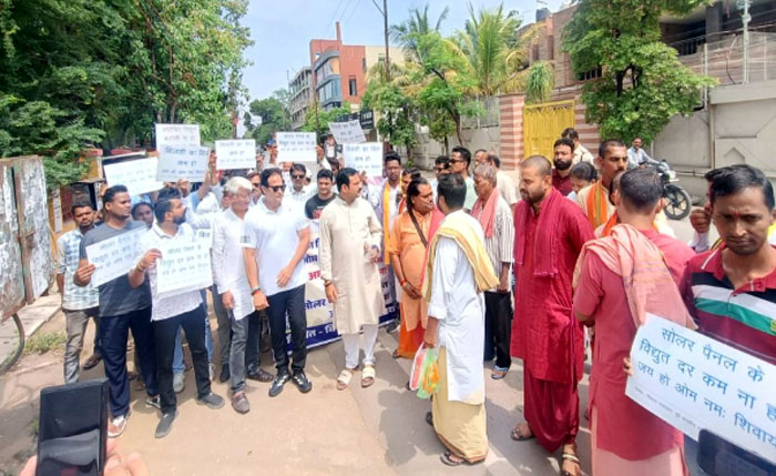 (रायपुर) ट्रांसफार्मर की पूजा कर जताया बिजली कटौती और बढ़े बिल का विरोध, कांग्रेस का अनोखा प्रदर्शन