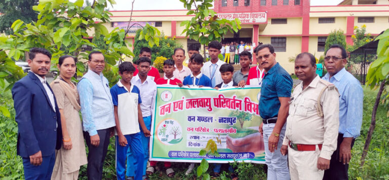 (जशपुर) जशपुर में एक पेड़ माँ के नाम अभियान बना जनआंदोलन, वन महोत्सव में विद्यार्थियों और जनप्रतिनिधियों ने किया वृहद वृक्षारोपण