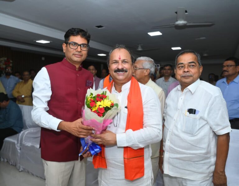 (रायपुर) रायपुर विकास प्राधिकरण के नए उपाध्यक्ष डॉ. जय प्रकाश शर्मा ने संभाला पदभार
