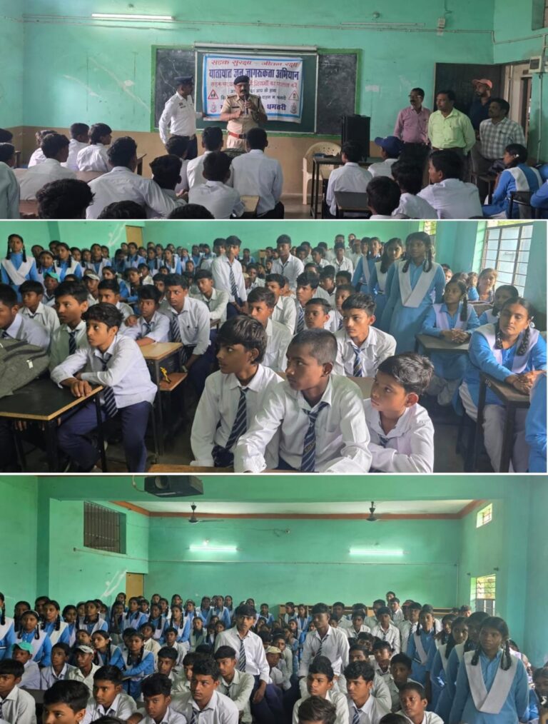 (धमतरी) पेट्रोलिंग के दौरान पुलिस यातायात प्रभारी ने विद्यालय पहुंचकर विद्यार्थियों को दिया सुरक्षित भविष्य का मंत्र