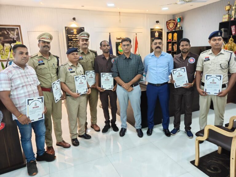 (बलौदाबाजार) बाढ़ रेस्क्यू से लेकर सड़क हादसों में जीवन बचाने वाले पुलिसकर्मियों का सम्मान, एसपी ने दिया प्रशस्ति पत्र