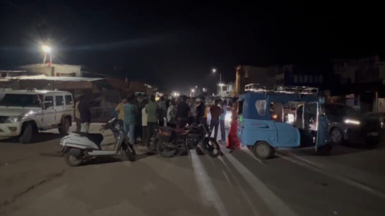 (मुंगेली) करंट से युवक की मौत के बाद फूटा गुस्सा, अस्पताल में डॉक्टर नहीं होने के आरोप पर हाईवे जाम