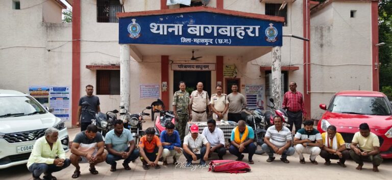 (महासमुंद) महासमुंद में जंगल के भीतर चल रहे जुए के अड्डे पर पुलिस का बड़ा छापा, 12 गिरफ्तार; 20.35 लाख की संपत्ति जब्त