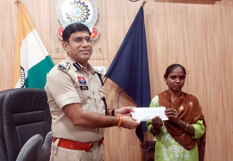 (मोहला-मानपुर-अंबागढ़ चौकी) आत्मसमर्पित महिला नक्सली को मिली 50 हजार की प्रोत्साहन राशि