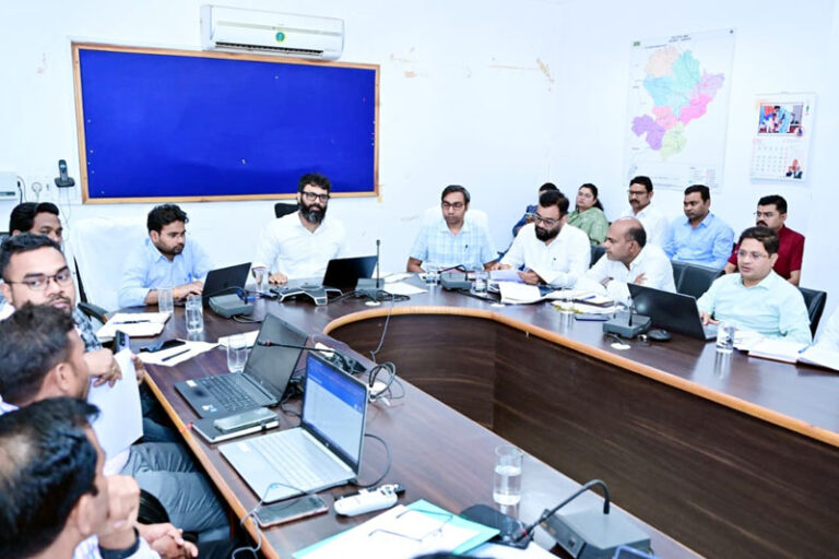 (जशपुरनगर) सीएम हेल्पलाइन प्रकरणों के गुणवत्तापूर्ण निराकरण पर विशेष जोर