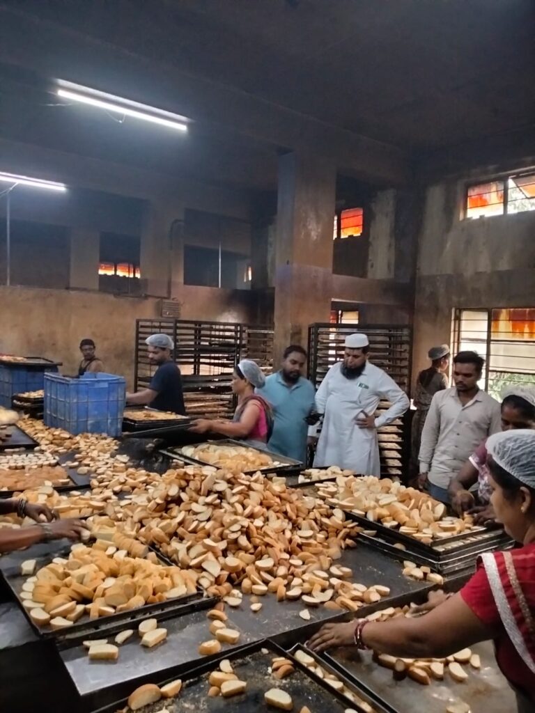 (रायपुर) बोरियाखुर्द की नाइस बेकरी पर नगर निगम की कार्रवाई, गंदगी मिलने पर ?5 हजार का ई-जुर्माना