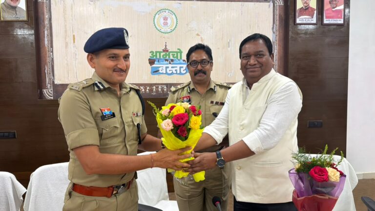 (जगदलपुर) कमिश्नर ने सातों जिलों के वरिष्ठ अधिकारियों की ली समीक्षा बैठक