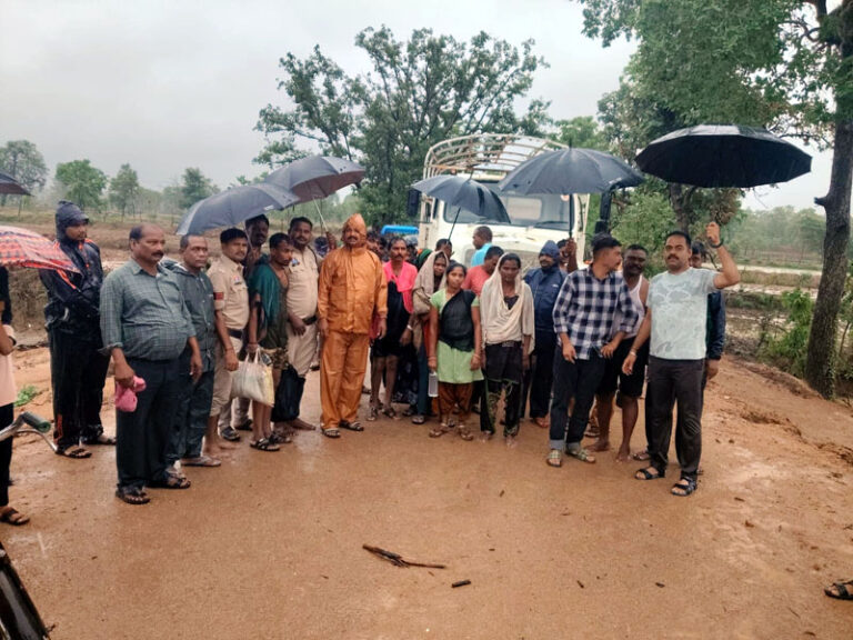 (गरियाबंद) गरियाबंद पुलिस और SDRF का सफल रेस्क्यू, बगनई नदी की बाढ़ में फंसे 14 ग्रामीणों को सुरक्षित निकाला