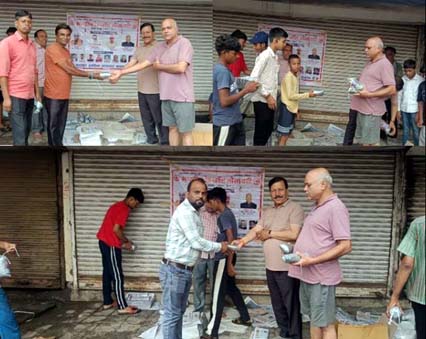 (कोरबा) रेड क्रॉस सोसाइटी ने अखबार वितरकों को दिये रेनकोट