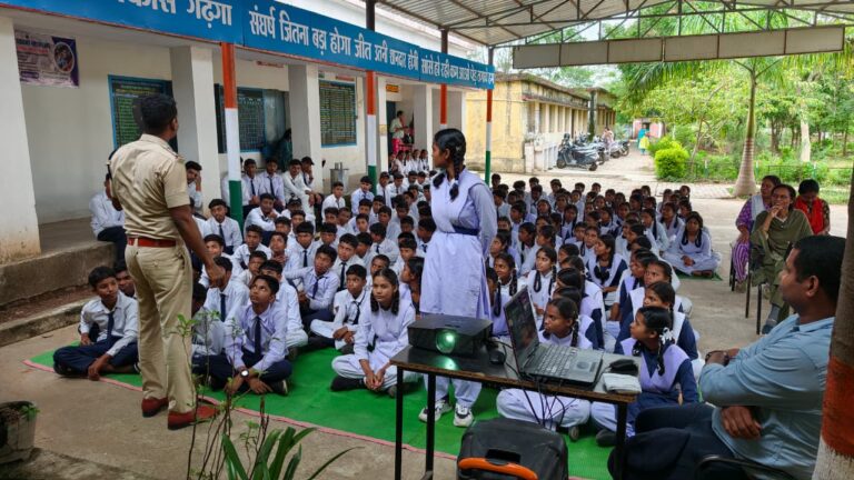 (कांकेर) कांकेर में स्कूली छात्रों को यातायात, महिला सुरक्षा और साइबर अपराध के प्रति किया गया जागरूक
