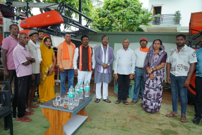 (बीजापुर) मांझीगुड़ा पहुंचे मंत्री रामविचार नेताम, कृषि यंत्र बैंक का किया निरीक्षण
