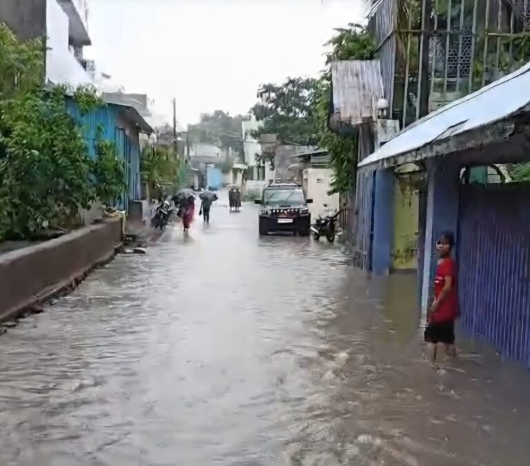 (कोरबा) पहली ही बारिश में नगर निगम के जल निकासी के दावों की खुली पोल, सड़कें बनीं सरोवर
