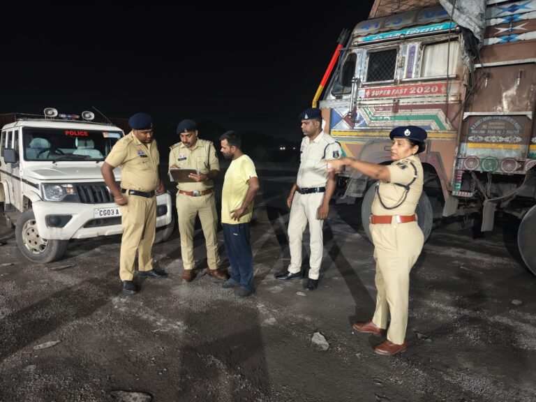 (जांजगीर-चांपा) सड़क सुरक्षा के लिए जांजगीर-चांपा पुलिस की अनूठी पहल, एनएच पर ट्रकों-ट्रेलरों में लगाई गई रेडियम पट्टियां