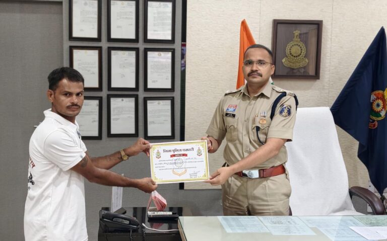 (धमतरी) नशा मुक्ति का संदेश लेकर धमतरी से काठमांडू तक साइकिल यात्रा करने वाले समाजसेवी तुलसी राम साहू का एसपी धमतरी ने किया सम्मान