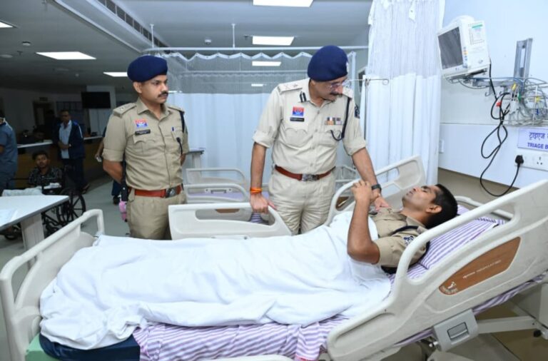 (रायपुर) पुलिस कमिश्नर संजीव शुक्ला ने अस्पताल पहुंचकर घायल पुलिस जवानों का जाना हाल
