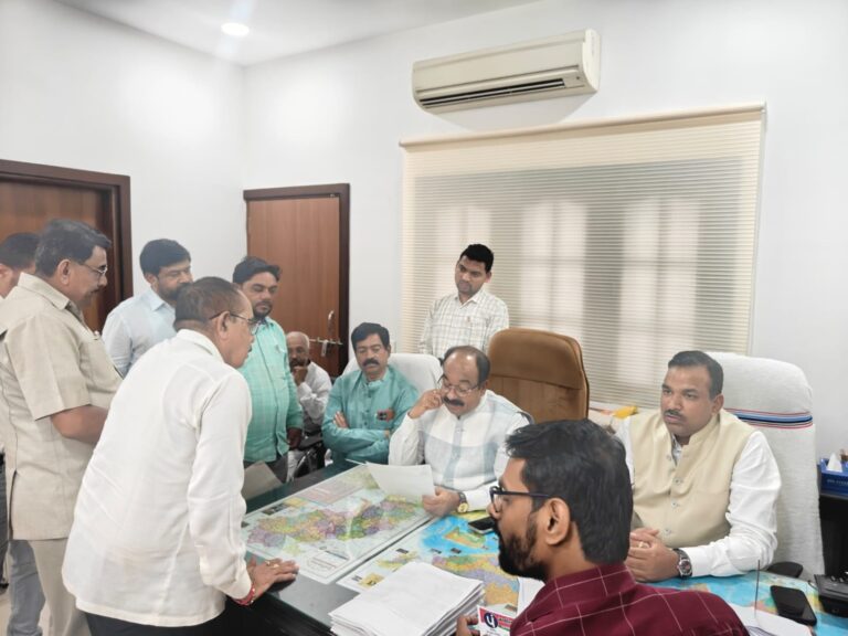 (रायपुर)उप मुख्यमंत्री अरुण साव ने ‘सहयोग केंद्र में कार्यकर्ताओं के आवेदनों का किया निराकरण