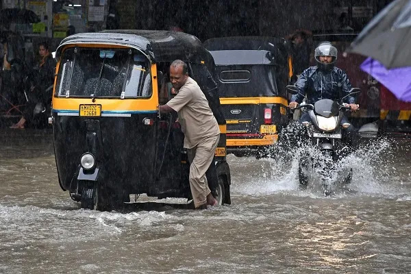 देशभर में बारिश का कहर: महाराष्ट्र-गुजरात में बाढ़ जैसे हालात, एमपी में गिरी 5 मंजिला इमारत, राजस्थान की सड़कें बनीं दरिया