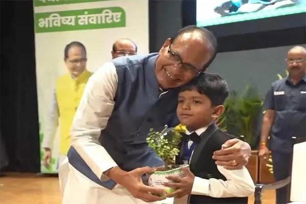 महज 5 वर्ष की उम्र में 1455 पौधे लगाकर पेश की मिसाल, केंद्रीय मंत्री शिवराज सिंह चौहान ने किया सम्मानित