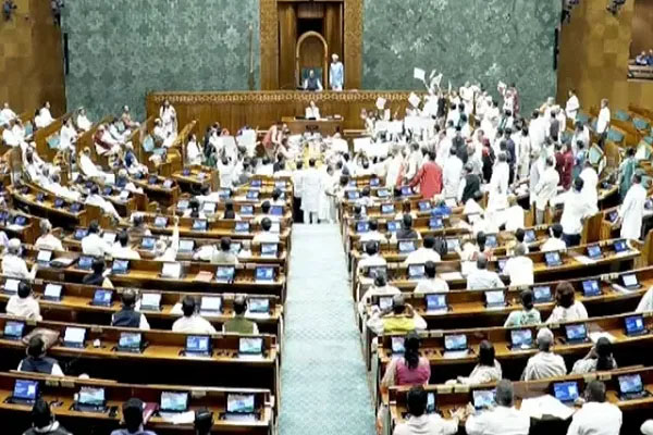 पेपर लीक-चढ़ावा चोरी पर लोकसभा में भारी हंगामा, सत्ता पक्ष और विपक्ष के सदस्यों के बीच तीखी नोकझोंक