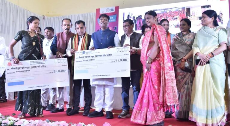 (रायपुर)दीदी के गोठ में गूंजी आत्मनिर्भर बस्तर की आवाज, लखपति दीदियों ने बांटी सफलता की कहानी