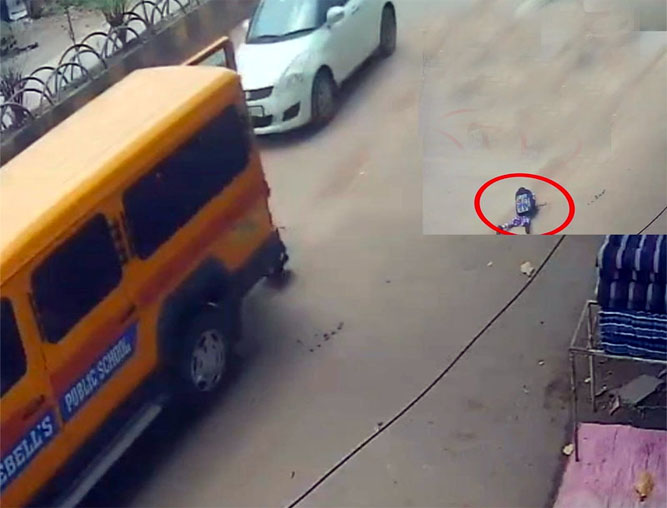 (भिलाई) चलती स्कूल वैन से सड़क पर गिरा मासूम, स्कूली बस वालों की लापरवाही उजागर