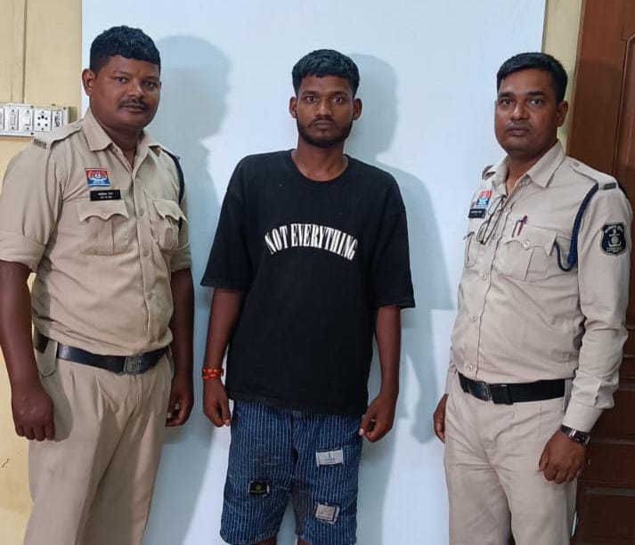 (जांजगीर-चांपा)सारागांव पुलिस की बड़ी कार्रवाई: चाकू लहराकर दहशत फैलाने वाला युवक गिरफ्तार, आम्र्स एक्ट में भेजा गया जेल