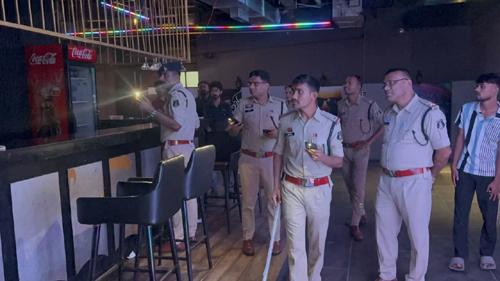 (कोरबा) आबकारी नियमों का खुलेआम उल्लंघन: ओएनसी क्लब, सेंटर पॉइंट में पुलिस की छापेमारी में देर रात परोसी जा रही थी शराब, दोनों बार के मैनेजर पर एफआईआर