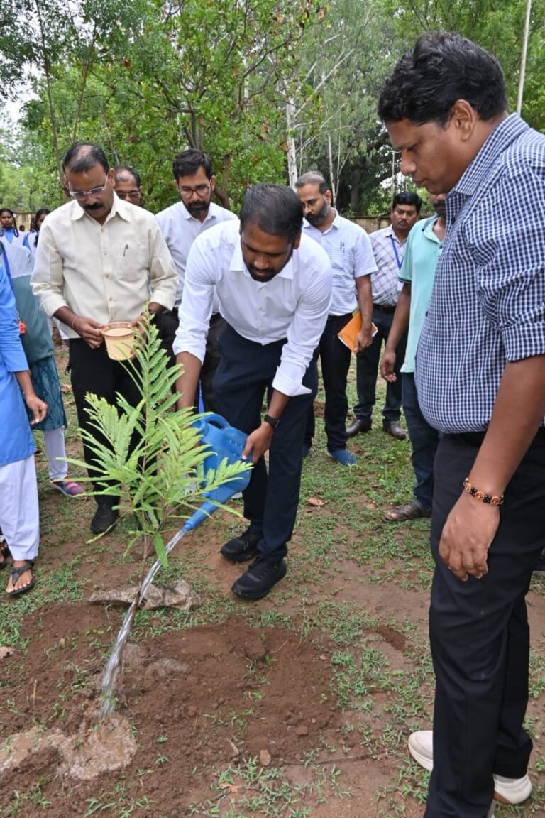 (धमतरी)दुगली कन्या शिक्षा परिसर में कलेक्टर मिश्रा ने ‘एक पेड़ मां के नाम अभियान में किया पौधारोपण,