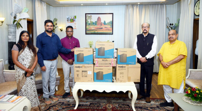 (रायपुर) स्वेच्छानुदान मद से सुदूर वनांचल स्थित स्वामी आत्मानंद स्कूल, मांझीगुडा को 10 कंप्यूटर प्रदत्त