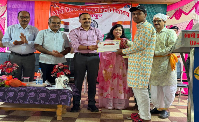 (धमतरी) शाला प्रवेशोत्सव में एसपी सूरज सिंह परिहार का प्रेरक संदेश, विद्यार्थियों को ‘राष्ट्र ऋण’ निभाने का दिया आह्वान