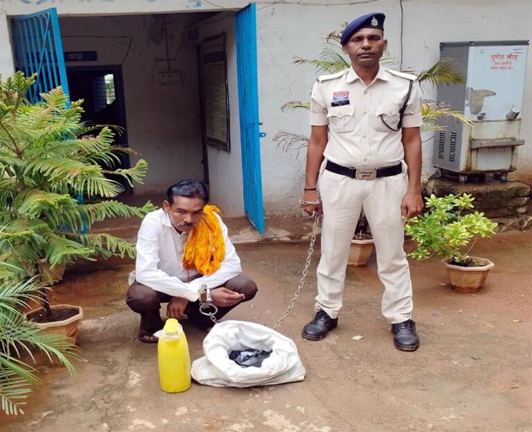 (बलौदाबाजार) समाधान सेल की सूचना पर अवैध महुआ शराब बेचने वाला आरोपी गिरफ्तार, 9 बल्क लीटर शराब जब्त