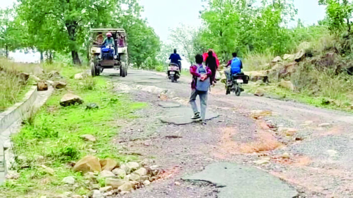 (कोरबा) चोटिया से बनिया जाने वाली सड़क मार्ग खराब: राशन कैसे मिले, ग्रामीण परेशान