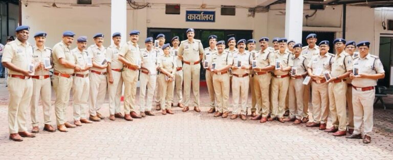 (रायपुर) रायपुर पुलिस के 308 विवेचकों को मिले ई-साक्ष्य संकलन के लिए मोबाइल, डिजिटल विवेचना को मिलेगा बढ़ावा