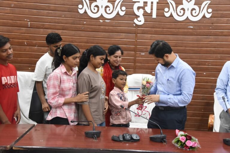 (दुर्गं)कोविड-19 में अनाथ हुए बच्चों से कलेक्टर सिंह ने किया संवाद, पढ़ाई और भविष्य पर की चर्चा