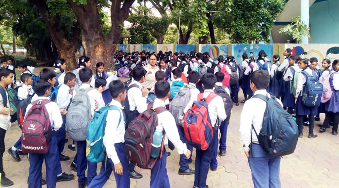 (रायपुर) रायपुर पुलिस की अनूठी पहल: स्कूल-कॉलेजों के बाहर पिंक पेट्रोल की नियमित निगरानी