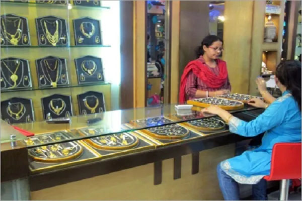 (नई दिल्ली)इस हफ्ते सोना 2,200 और चांदी करीब 4,900 हुई सस्ती, जानिए नए भाव
