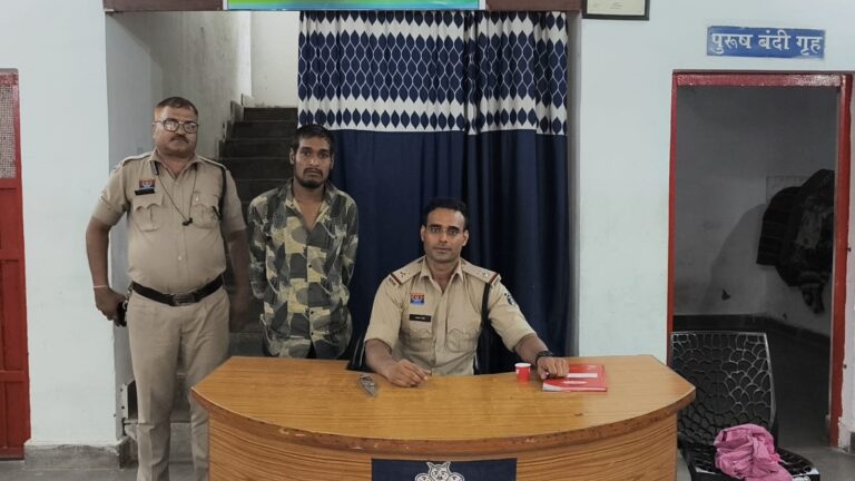 (बिलासपुर)राहगीरों को चाकू दिखाकर धमका रहा था बदमाश, रतनपुर पुलिस ने गिरफ्तार कर भेजा जेल