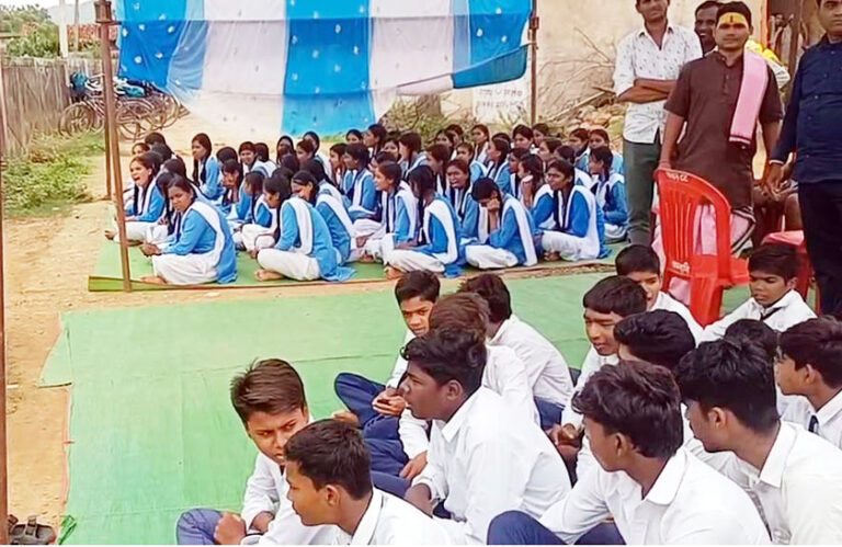(महासमुंद) शिक्षकों की मांग को लेकर छात्रों ने स्कूल में जड़ा ताला, पढ़ाई बाधित होने पर किया प्रदर्शन
