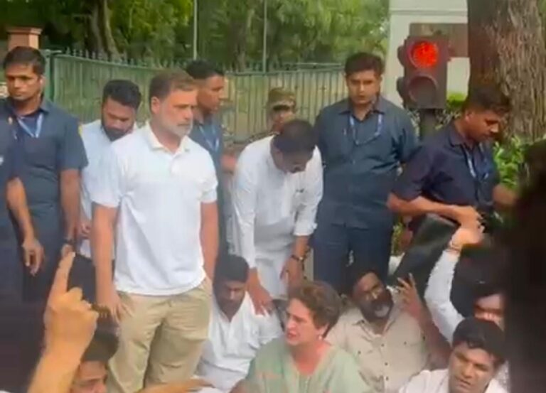 महंगाई और बेरोजगारी के मुद्दे पर प्रधानमंत्री आवास के बाहर कांग्रेस का धरना, राहुल-प्रियंका समेत कई नेता हिरासत में