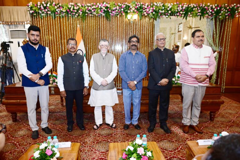 मुख्यमंत्री हेमन्त सोरेन लोक भवन में आयोजित नवनियुक्त सूचना आयुक्तों के शपथ ग्रहण समारोह में हुए सम्मिलित