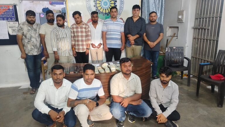 (दुर्ग)रायपुर नाका में जुए पर बड़ी कार्रवाई, 12 जुआरी गिरफ्तार; 9.04 लाख नकदी और 10 मोबाइल जब्त