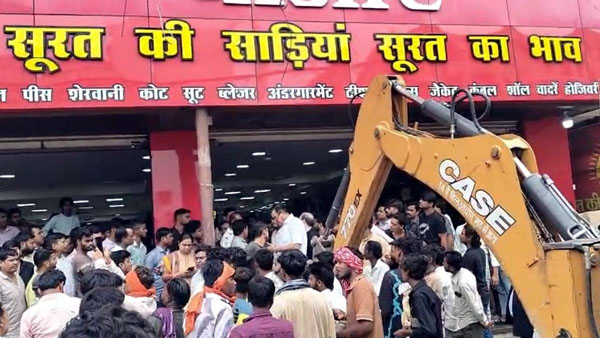 (रायपुर) पंडरी कपड़ा मार्केट में निगम की कार्रवाई, नाली पर किया गया अवैध कब्जा हटाया